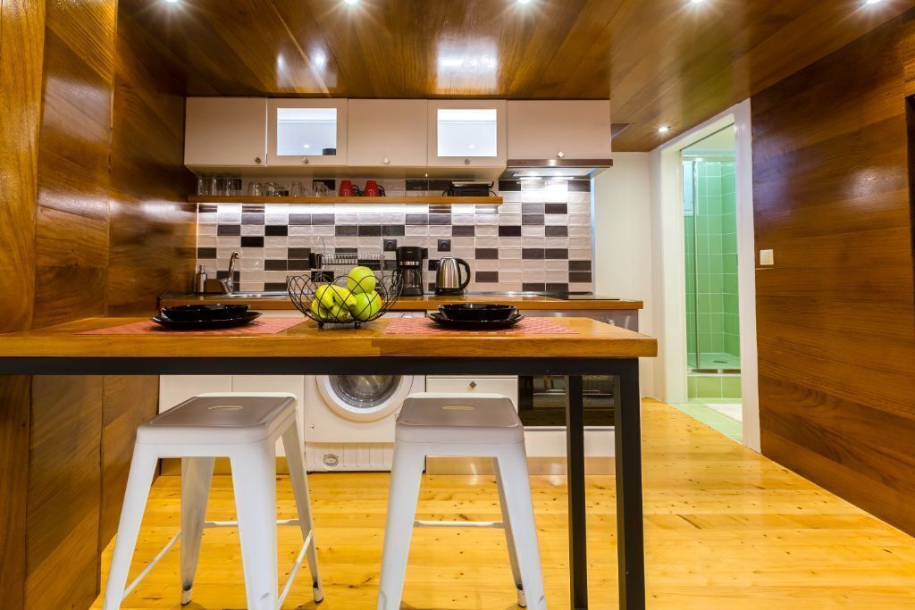 Fridge, oven, stovetop, coffee/tea maker