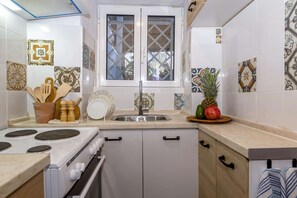 Refrigerador, horno, cafetera y tetera y tostadora 