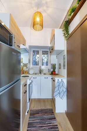 Kühlschrank, Ofen, Wasserkocher mit Kaffee-/Teezubehör, Toaster