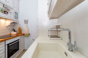 Frigorifero, microonde, forno, piano cottura