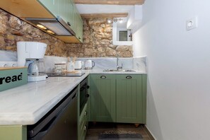 Fridge, oven, stovetop, coffee/tea maker
