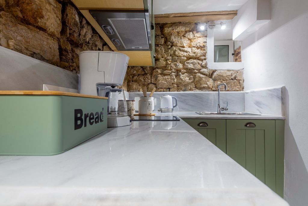 Frigorífico, horno, placa de cocina y cafetera o tetera