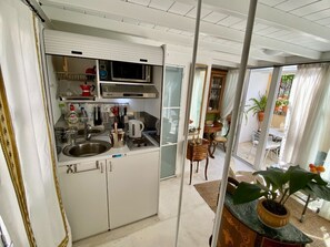 Kühlschrank, Ofen, Herdplatte, Wasserkocher mit Kaffee-/Teezubehör