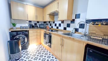 Full-size fridge, microwave, oven, stovetop