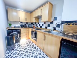 Full-size fridge, microwave, oven, stovetop