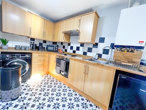 Full-sized fridge, microwave, oven, stovetop