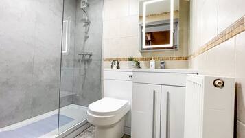 Classic Double Room, Ensuite | Bathroom