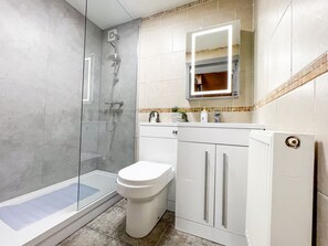 Classic Double Room, Ensuite | Bathroom - Tyrone House (Boston)
