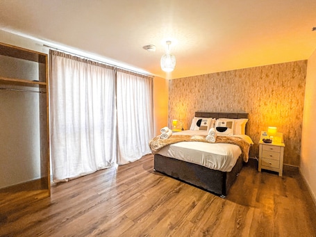 Economy Double Room, Shared Bathroom. Tyrone House