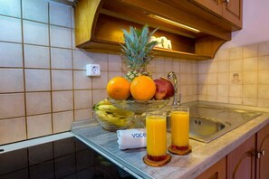 Ofen, Herdplatte, Wasserkocher mit Kaffee-/Teezubehör, Toaster