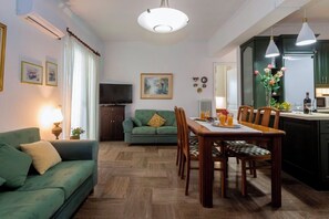 TV, books - Pausa Verde - Recently renovated apt, private parking (Corfu)