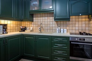 Fridge, oven, stovetop, coffee/tea maker - Pausa Verde - Recently renovated apt, private parking (Corfu)