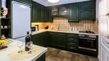 Fridge, oven, stovetop, coffee/tea maker