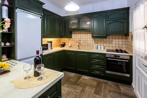 Réfrigérateur, four, plaque de cuisson, cafetière/bouilloire