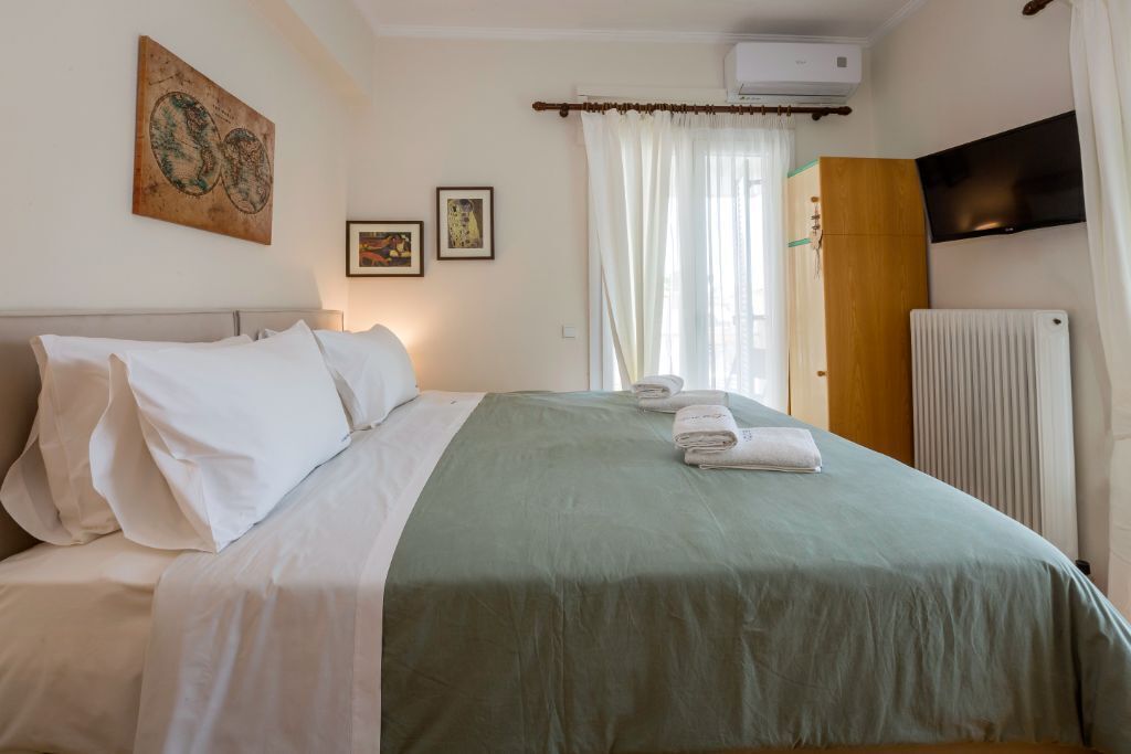 2 bedrooms, desk, iron/ironing board, WiFi