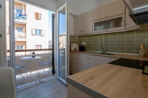 Fridge, oven, stovetop, coffee/tea maker - Le Boulevard - stylish, renovated apartment (Corfu)