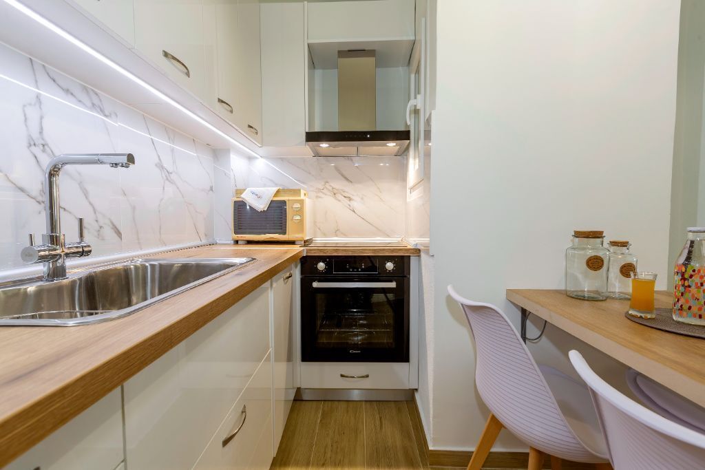 Kjøleskap, ovn, kokeplater og kaffetrakter/tekoker