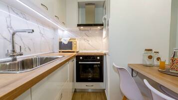 Kjøleskap, ovn, kokeplater og kaffetrakter/tekoker