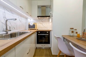 Jääkaappi, uuni, liesi, kahvin-/teenkeitin