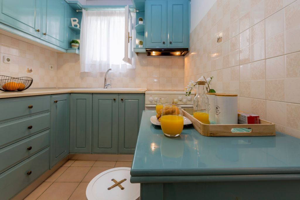 Frigorífico, horno, placa de cocina y cafetera o tetera