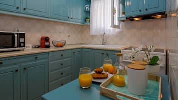 Kühlschrank, Ofen, Herdplatte, Wasserkocher mit Kaffee-/Teezubehör