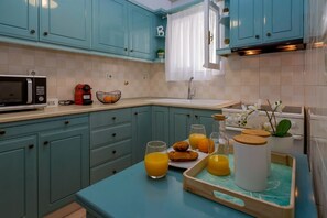 Frigorífic, forn, placa de cuina i cafetera i tetera 