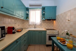 Frigorífic, forn, placa de cuina i cafetera i tetera 