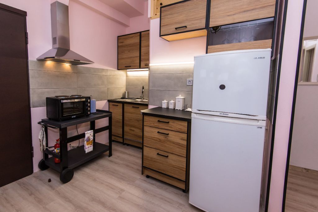 Horno, cafetera o tetera, tostadora y utensilios de cocina