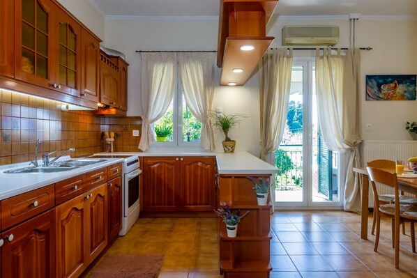 Fridge, oven, stovetop, coffee/tea maker - Casa Loula - spacious and stylish apartment with an elevator, located near Corfu city (Corfu)