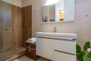 Dusche, Haartrockner, Handtücher