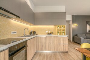 Kühlschrank, Ofen, Herdplatte, Wasserkocher mit Kaffee-/Teezubehör