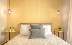 2 dormitorios, tabla de planchar con plancha, cuna de viaje