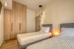 2 chambres, fer et planche à repasser, lit de bébé portatif