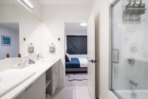 Badewanne, Haartrockner, Handtücher, Shampoo