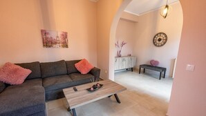 Ein modernes Wohnzimmer mit einem Ecksofa, einem Couchtisch und einem Schrank.