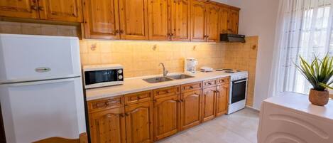 Réfrigérateur, micro-ondes, four, cafetiÚre/bouilloire