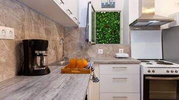 Geladeira, micro-ondas, fogão, cooktop