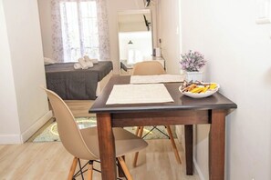 1 habitación, tabla de planchar con plancha, wifi y ropa de cama 