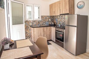 Fridge, oven, stovetop, coffee/tea maker