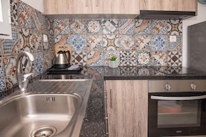 Fridge, oven, stovetop, coffee/tea maker