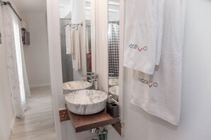 Shower, hair dryer, towels