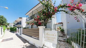 Un edificio residencial con un letrero que dice 'Antonia's Apartments Studios'.