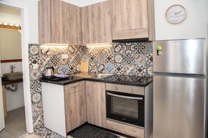 Fridge, oven, stovetop, coffee/tea maker
