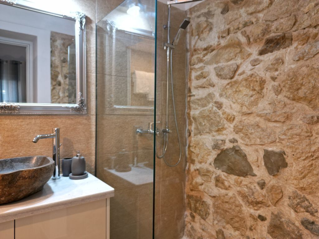 Ducha, secador de pelo, toallas