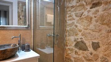 Ducha, secador de pelo, toallas