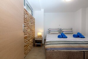 2 bedrooms, desk, iron/ironing board, WiFi