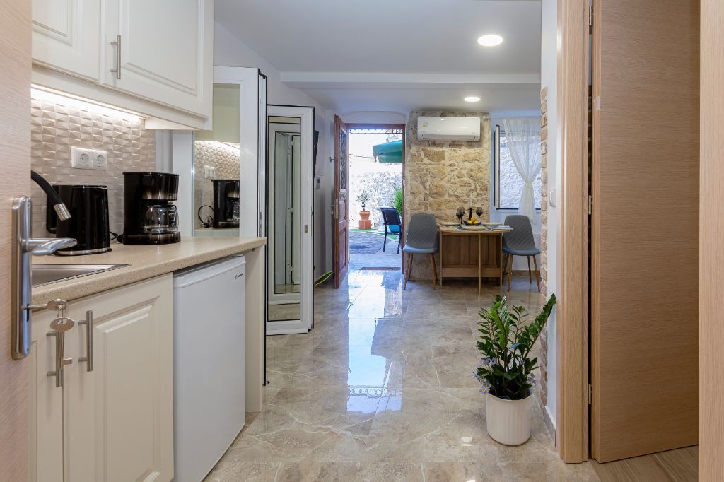 Fridge, oven, stovetop, coffee/tea maker