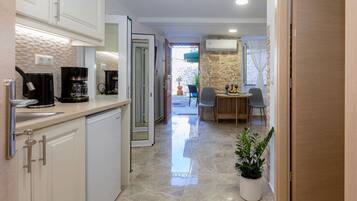 Fridge, oven, stovetop, coffee/tea maker