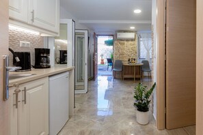 Fridge, oven, stovetop, coffee/tea maker