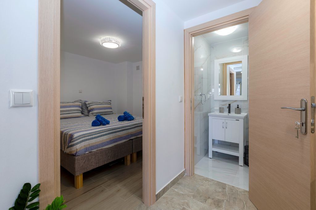 2 bedrooms, desk, iron/ironing board, WiFi